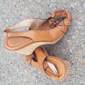 Like new, Frye Pepper Leaf Women's Leather Slingback Wedge Sandals